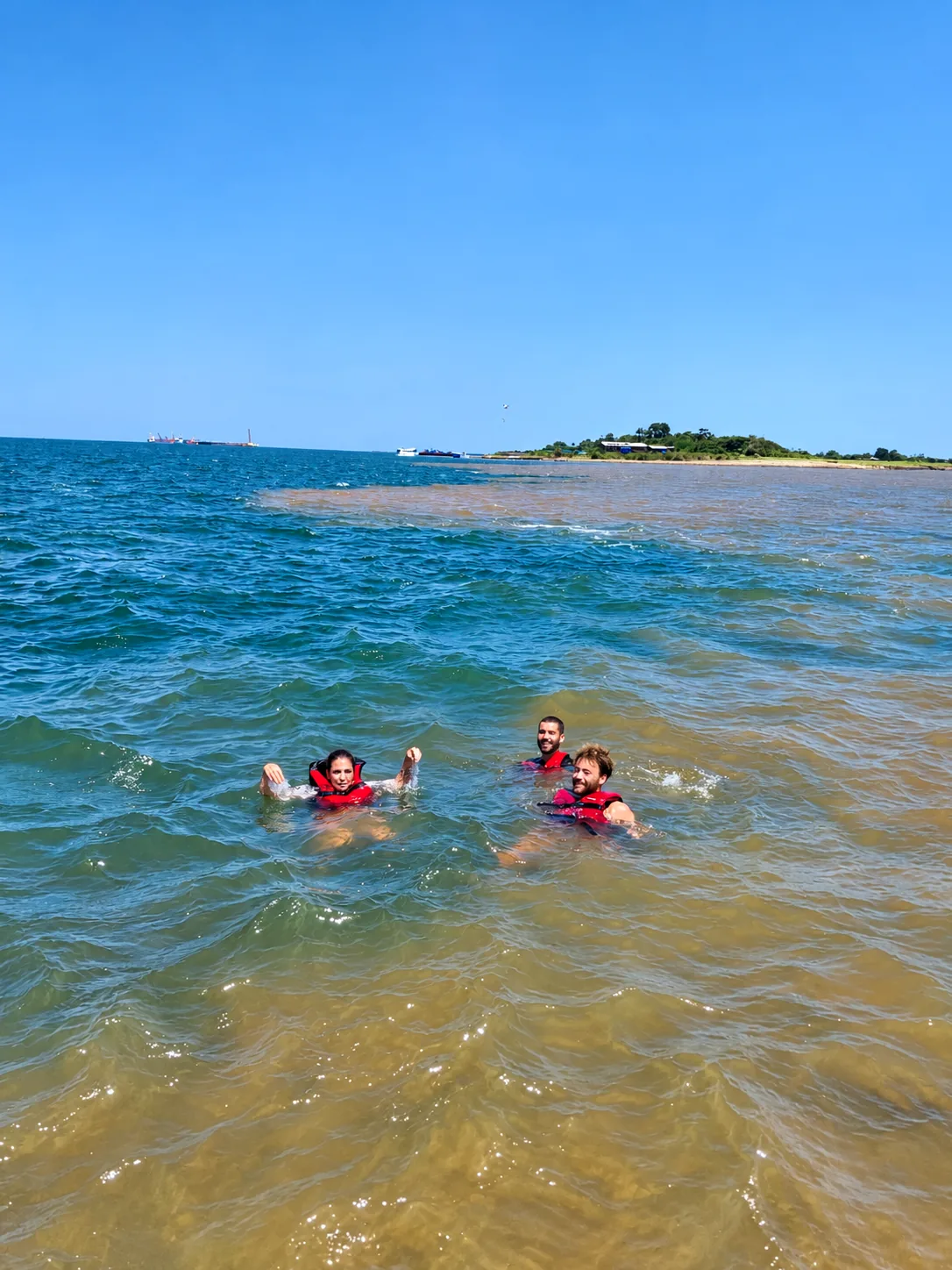 Almoço e praias de água morna